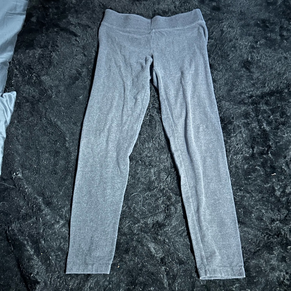 Women’s dark gray Sonoma leggings.